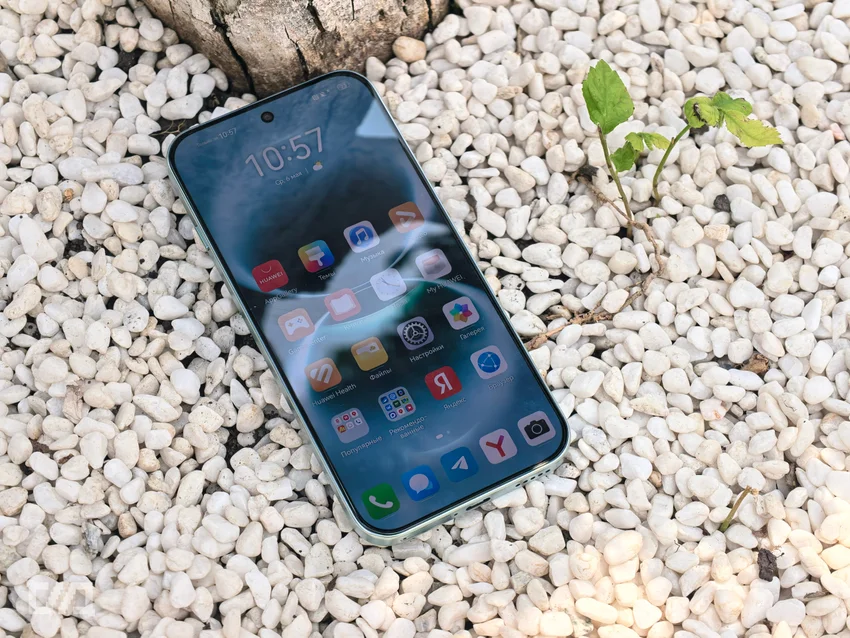 Задняя панель голубого смартфона Huawei с круглым модулем камер в руке.