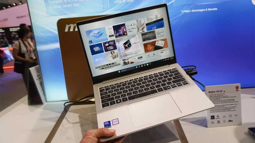 Открытый ноутбук MSI Modern 14S AI+ на выставочном стенде с демонстрацией на экране.