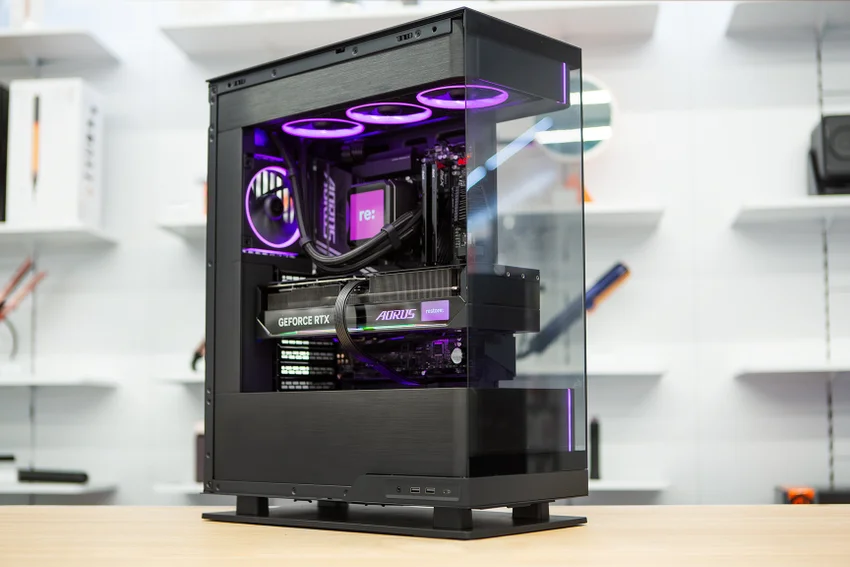 Черный ПК со стеклянной панелью, фиолетовой подсветкой и видеокартой AORUS.