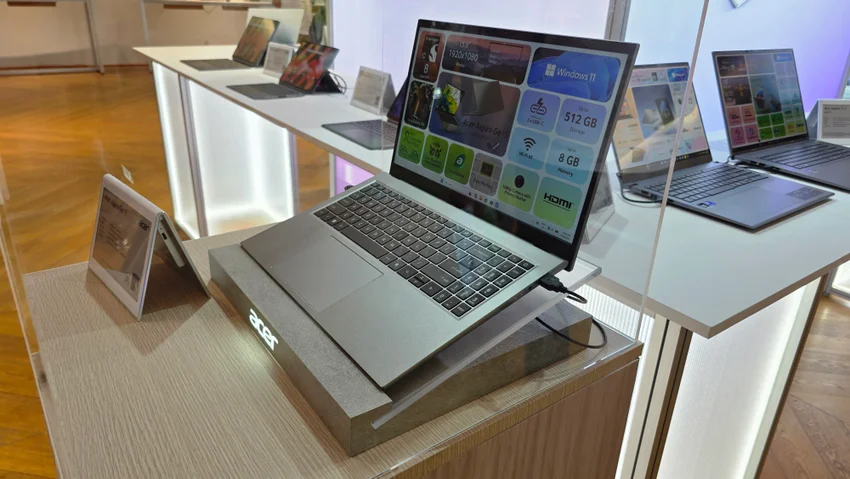 Ноутбук Acer Aspire Go 15 на стенде. На экране: Snapdragon C, 15.6, 1080p, Windows 11, 512 ГБ, 8 ГБ ОЗУ.