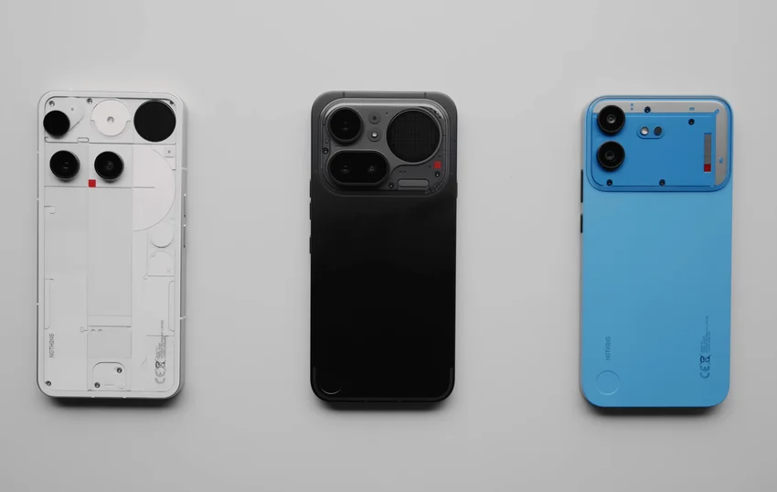 Три смартфона Nothing Phone (4b) в белом, черном и синем цветах на белом фоне.