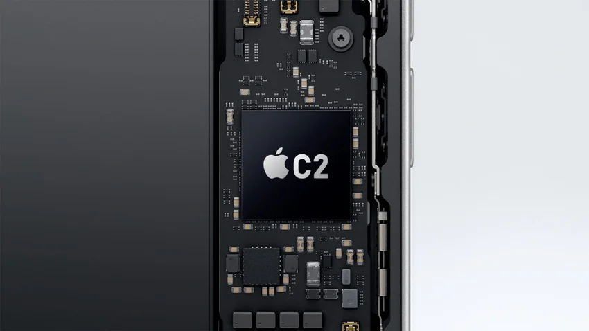 Внутренняя часть смартфона с материнской платой и чипом Apple C2.