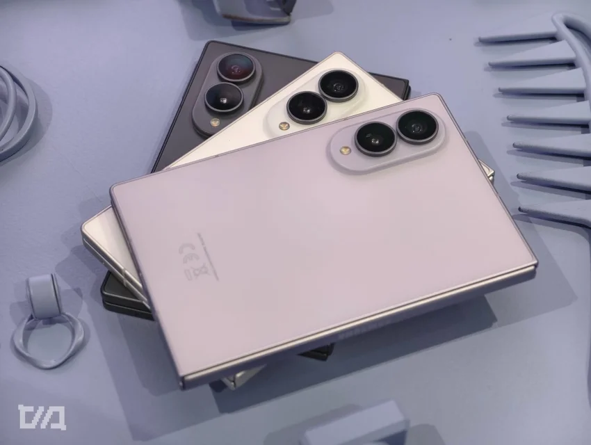 Три сложенных смартфона Samsung Galaxy Z Fold 8 в лавандовом, кремовом и графитовом цветах.