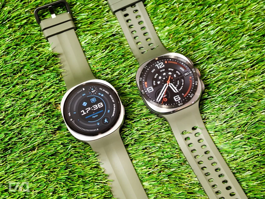Смарт-часы Galaxy Watch 9 и Ultra 2 на зеленой искусственной траве.