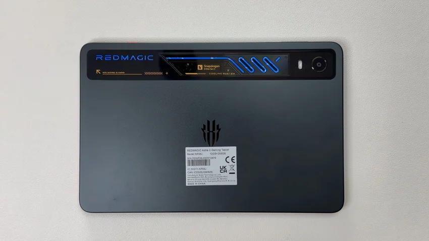 Задняя панель игрового планшета RedMagic Astra 2 с логотипом и наклейкой.