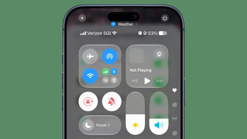 Пункт управления iOS на экране iPhone с иконками Wi-Fi, Bluetooth, яркости и громкости