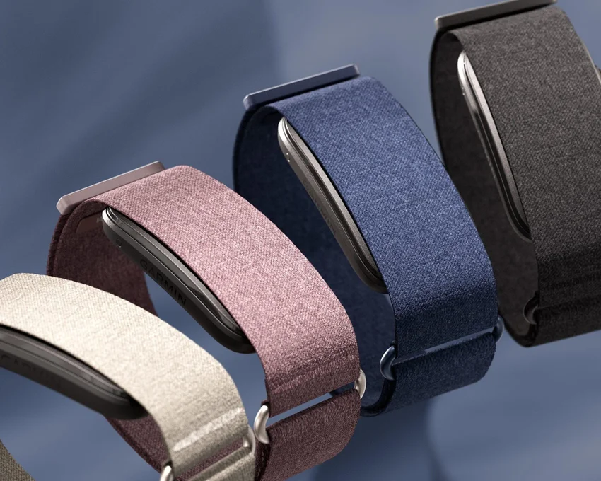 Фитнес-браслеты Garmin CIRQA с тканевыми ремешками разных цветов.