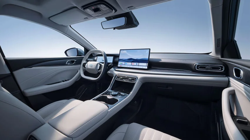 Geely представила гибрид, который заправляется спиртом и бензином одновременно
