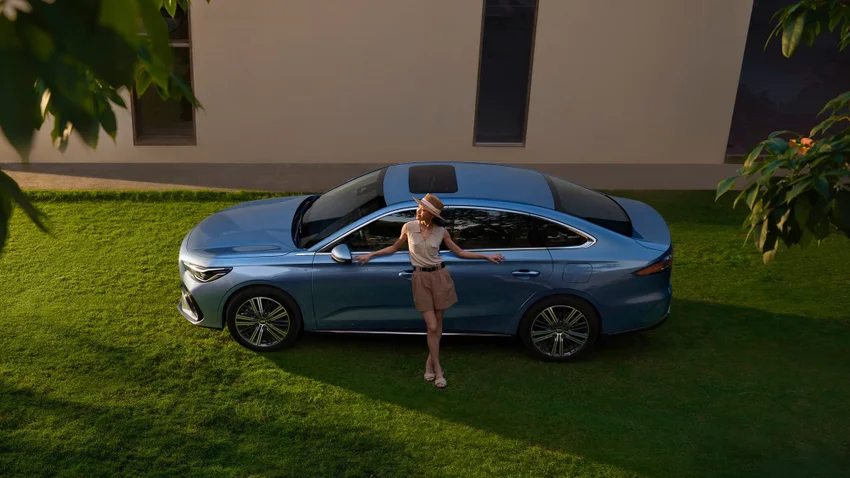 Geely представила гибрид, который заправляется спиртом и бензином одновременно