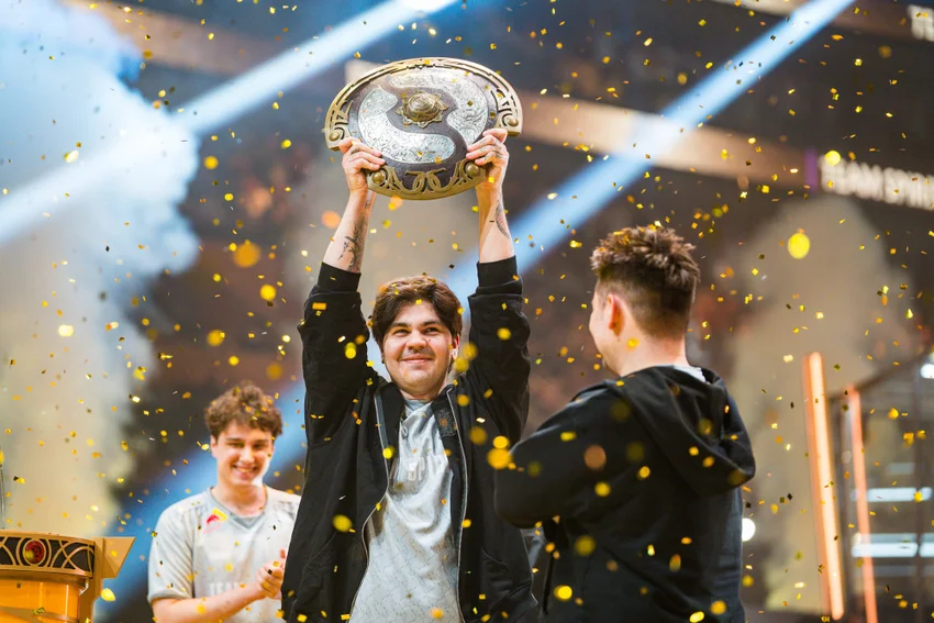 Team Spirit в третий раз выиграла The International — главный турнир года по Dota 2
