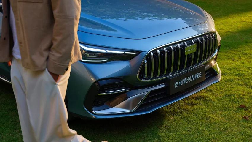 Geely представила гибрид, который заправляется спиртом и бензином одновременно