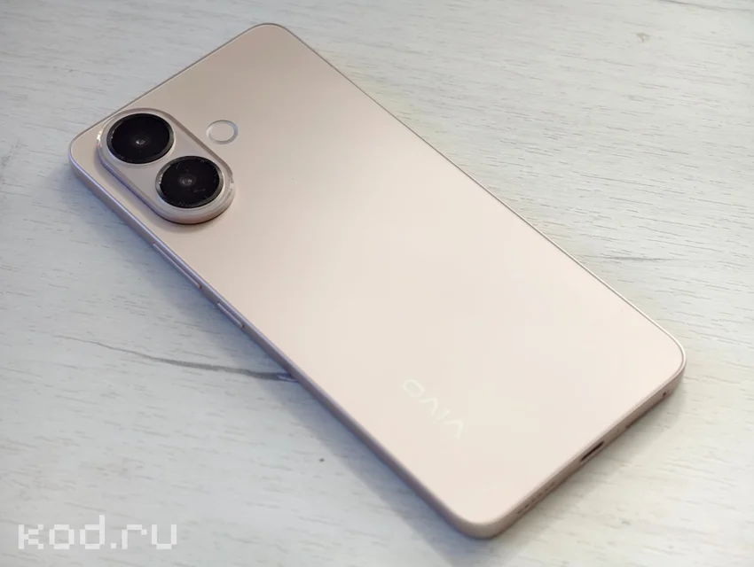 Задняя часть золотого смартфона vivo с двумя камерами и логотипом на светлом фоне.