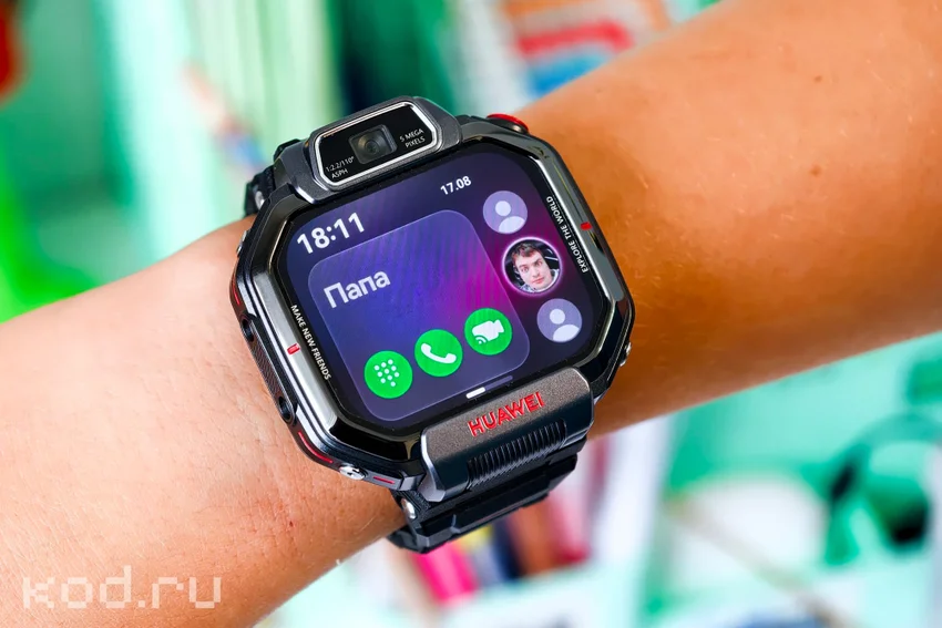 Смарт-часы Huawei Watch Kids X1 Pro на запястье. На экране видеозвонок от Папы.