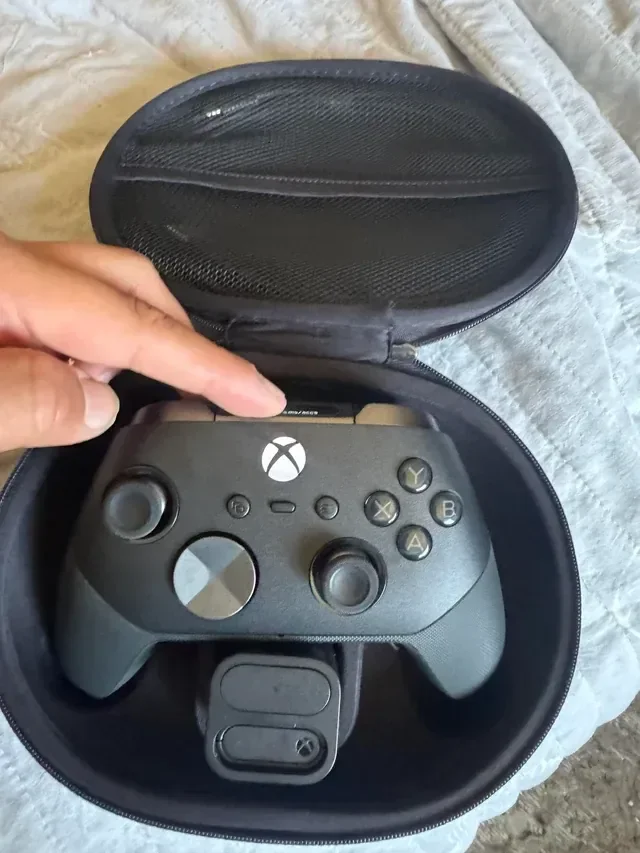 Прототип геймпада Xbox Elite 3 получил встроенный экран