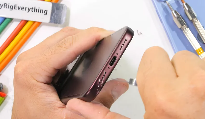 iPhone 18 Pro пытались сломать, поцарапать и поджечь — вот что из этого вышло