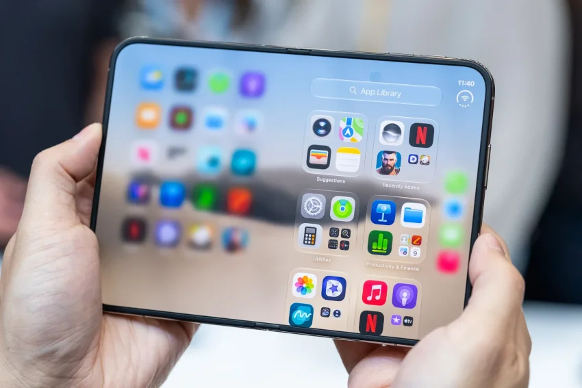 Складка есть, Face ID нет: западные журналисты о первых минутах с iPhone Duo