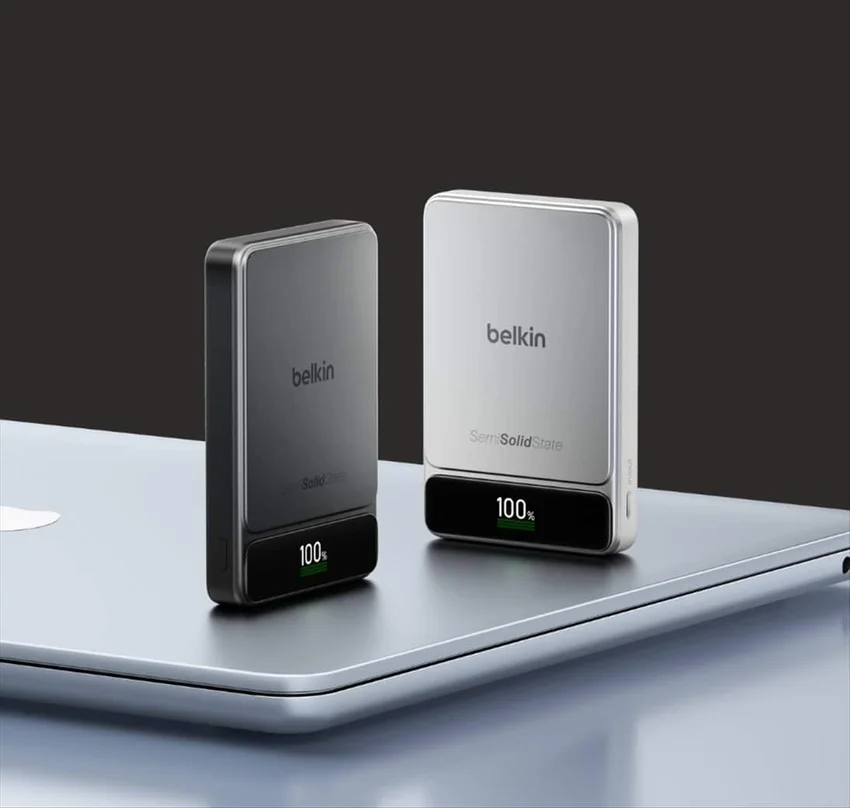 Два пауэрбанка Belkin SemiSolidState на ноутбуке с дисплеями, показывающими 100%.