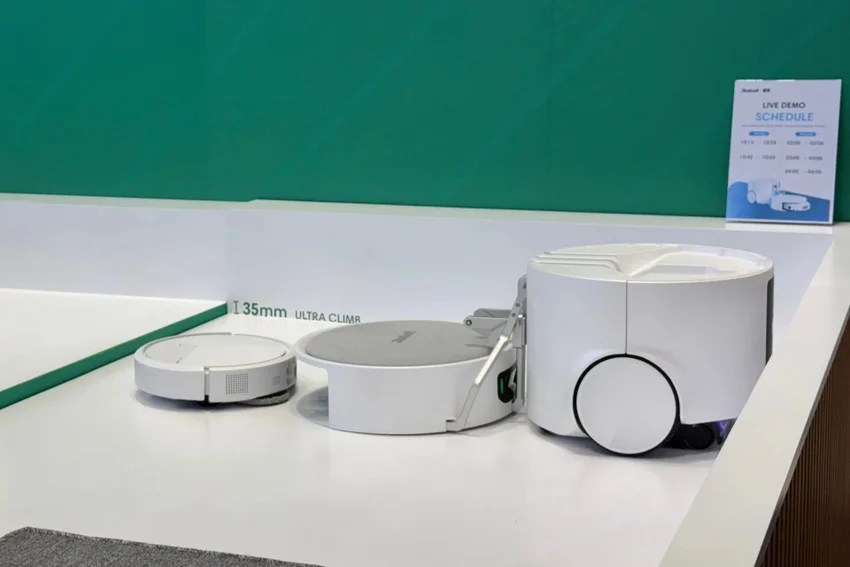 Белые модули робота-пылесоса iRobot Roomba Duo Concept на выставочном стенде.