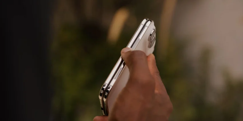 Складка есть, Face ID нет: западные журналисты о первых минутах с iPhone Duo