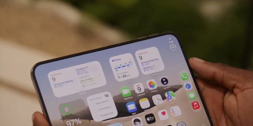 Складка есть, Face ID нет: западные журналисты о первых минутах с iPhone Duo