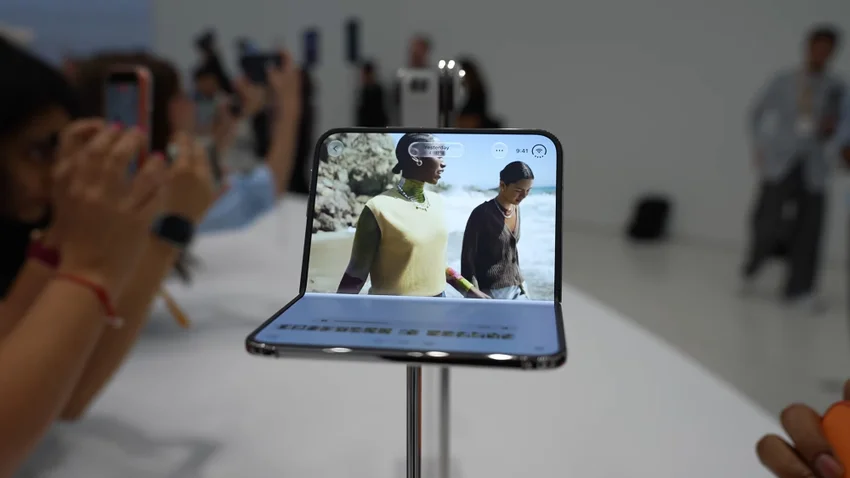 Складка есть, Face ID нет: западные журналисты о первых минутах с iPhone Duo