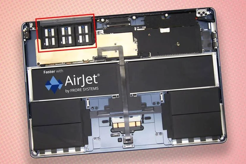 Открытый корпус MacBook Air с тремя модулями AirJet в зоне охлаждения процессора.
