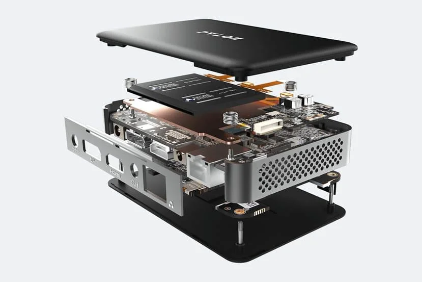Взрыв-схема мини-компьютера ZOTAC ZBOX PI430AJ с двумя плоскими модулями AirJet над процессором.
