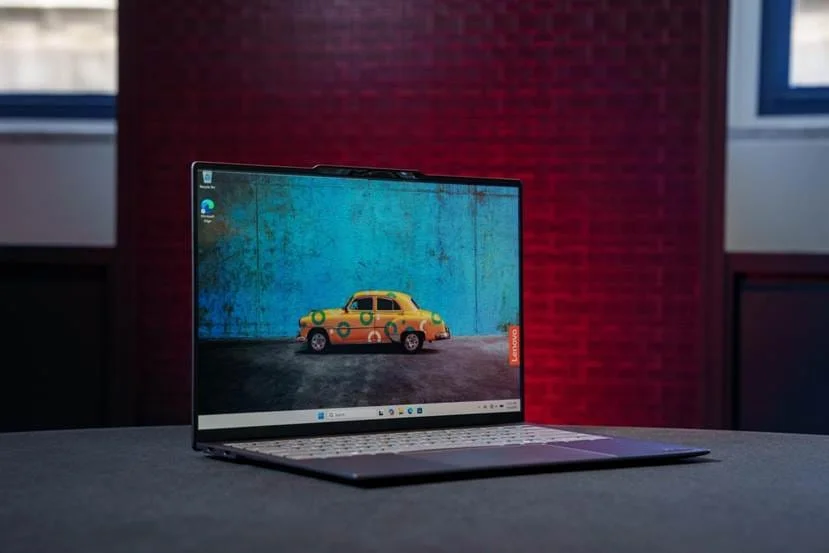 Тонкий открытый ноутбук Lenovo Project AeroBlade на демонстрационном столе.