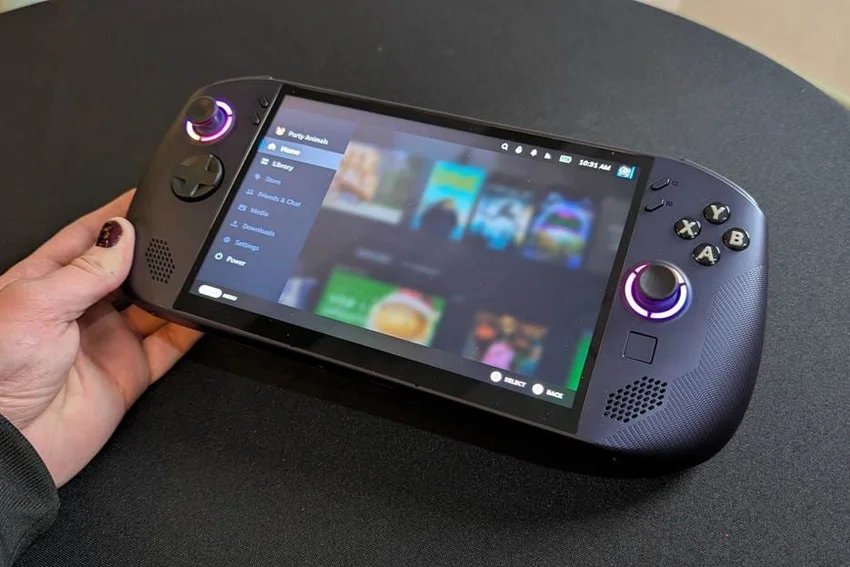 Портативный компьютер Lenovo Legion Go S с открытым меню SteamOS в руках пользователя.