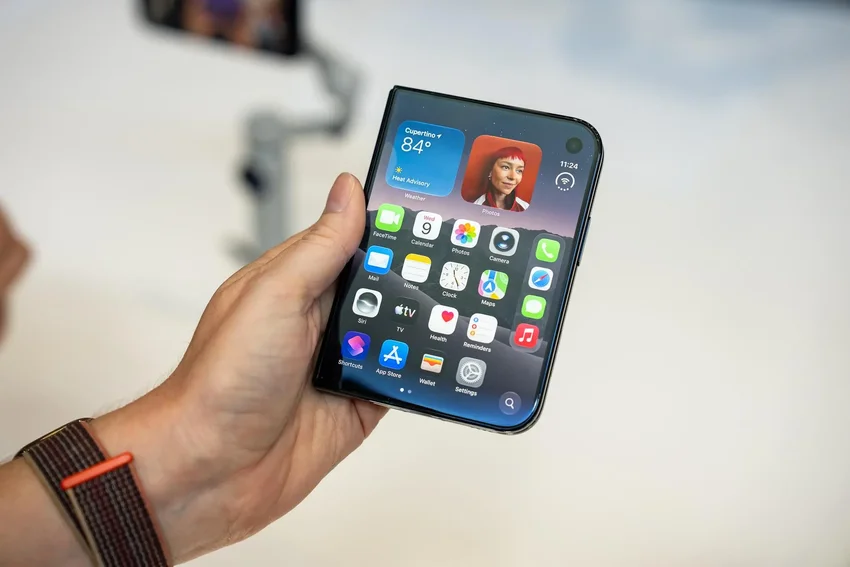 Складка есть, Face ID нет: западные журналисты о первых минутах с iPhone Duo