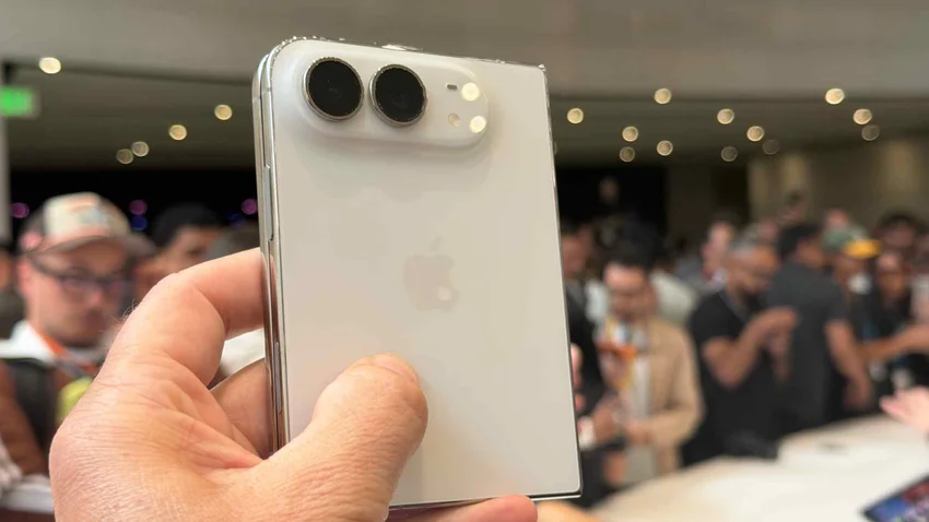 Складка есть, Face ID нет: западные журналисты о первых минутах с iPhone Duo