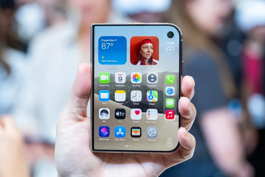 Складка есть, Face ID нет: западные журналисты о первых минутах с iPhone Duo