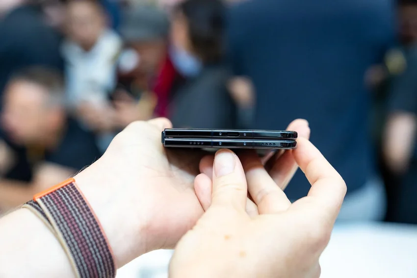 Обозреватели о складном iPhone Duo: незаметный сгиб, но толстый корпус и слабый зум