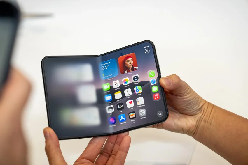 Обозреватели о складном iPhone Duo: незаметный сгиб, но толстый корпус и слабый зум