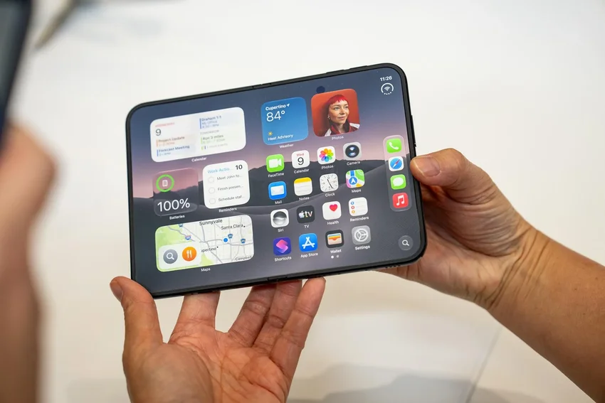 Обозреватели о складном iPhone Duo: незаметный сгиб, но толстый корпус и слабый зум