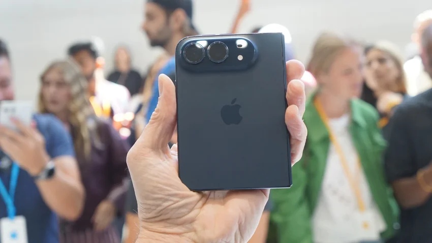 Обозреватели о складном iPhone Duo: незаметный сгиб, но толстый корпус и слабый зум