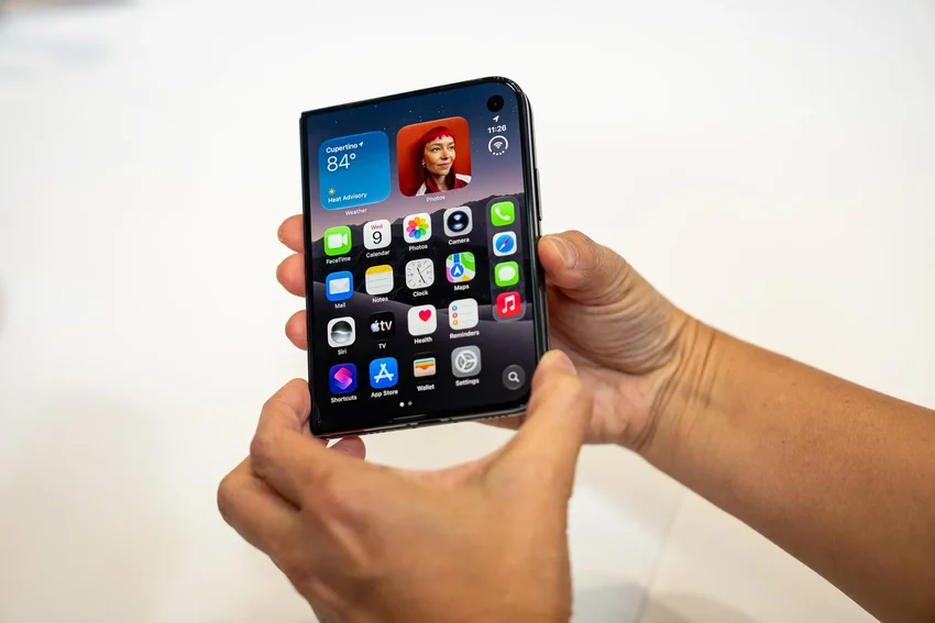 Обозреватели о складном iPhone Duo: незаметный сгиб, но толстый корпус и слабый зум