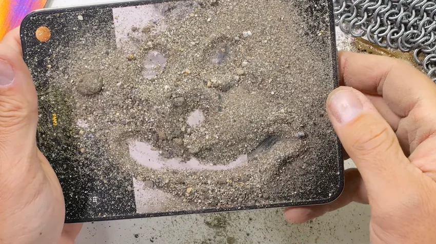 iPhone Duo не пережил тест на прочность — внутренний экран умер