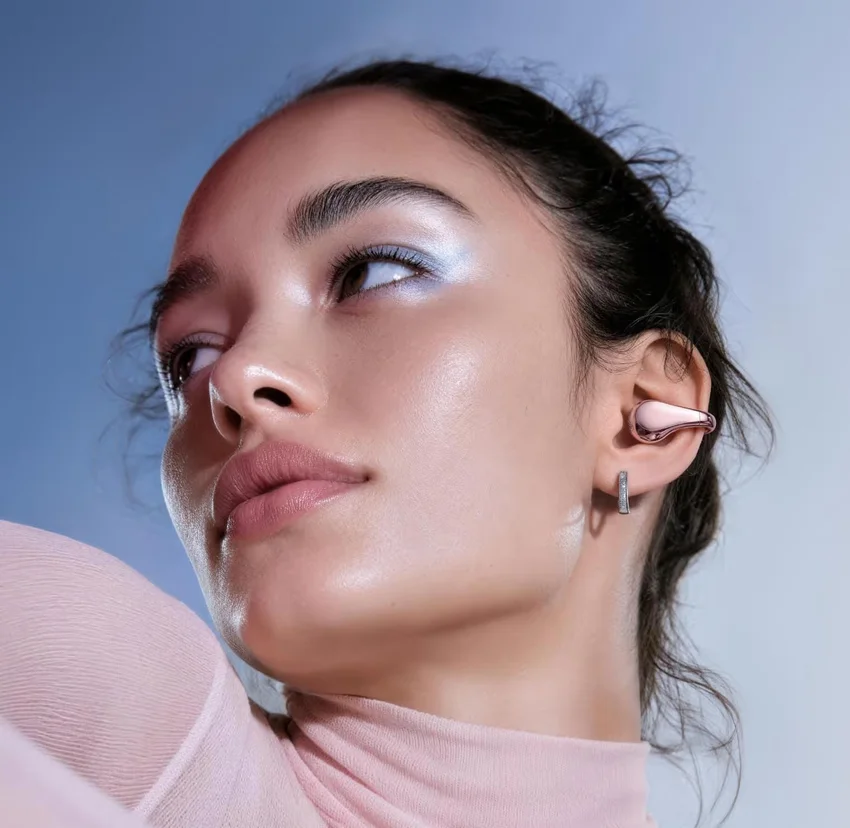 OnePlus представила Buds Clip — наушники-клипсы с ИИ и до 40 часов работы